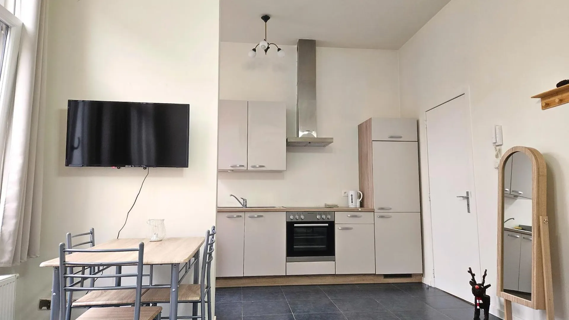 Cozy One-Bedroom Apartment Antuérpia